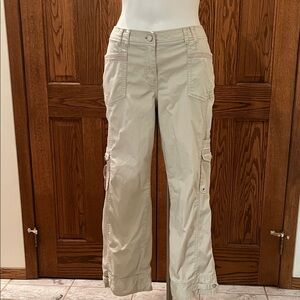 White House Black Market long cargo capris w/lots of pockets 10